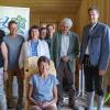 Bei strahlendem Wetter kamen am Samstag, den 9. Juli, etwa 800 Besucher zum Eröffnungsfest des neuen Umweltzentrums des BUND Naturschutz Naturerlebniszentrums (NEZ) am Biberhof in Sonthofen. Das NEZ soll allgemein für Bildung im Bereich Umwelt sorgen und das Umweltbewusstsein fördern. Neben festlichen Reden, Essen und Trinken, gab es für die Besucher bei der Eröffnung auch viele Möglichkeiten sich aktiv einzubringen. 
Eröffnungsfest lädt zum Mitmachen einDie Besucher konnten nämlich im Außengelände des Biberhof am südlichen Stadtrand von Sonthofen selbst aktiv werden. Sie konnten Samenkugeln bauen, Kräutersalz herstellen, ein Biberquiz machen, Feuer ohne Streichhölzer anzünden, Blütenbilder gestalten, ihren ökologischen Fußabdruck spielerisch ermitteln, ihre Sinne testen und spannende Rätsel eines Klima-Escaperooms lösen.Auch bei der kulinarischen Versorgung der Gäste legte das NEZ Wert auf Nachhaltigkeit: So kam der Bio-Kaffee aus fairem Handel, die meisten Kuchenzutaten aus biologischem Anbau. Die Besucher konnten selbst mitwirken bei der Herstellung veganer Brotaufstriche, entsprechende Rezepte wurden zahlreich mitgenommen. Die Besucherinnen und Besucher waren begeistert: "Es ist toll, dass es so etwas jetzt in Sonthofen gibt", bekamen die Veranstalter immer wieder als Rückmeldung zu hören.Vorstellung der RäumlichkeitenParallel zum Familien-Eröffnungsfest stellte das NEZ auf einem Festakt für etwa 70  geladene Gäste aus Politik, Naturschutz und Umweltbildung die neuen Räumlichkeiten vor. Sonthofens Bürgermeister Christian Wilhelm freute sich über die neuen Nutzer am Biberhof. "Wir sind froh, dass wir Euch hier haben", sagte er in seinem Grußwort zu den Akteuren des NEZ.Die stellvertretende Landrätin des Landkreis Oberallgäu, Christine Rietzler, freute sich ebenfalls über die neuen Möglichkeiten, die das NEZ für qualitativ hochwertige Umweltbildungsarbeit durch die wunderschönen Räumlichkeiten mit herrlichem Bergblick hat. Die Vizepräsidentin des Bezirkstags Schwaben, Barbara Holzmann, bekräftigte, dass der Bezirk Schwaben auch zukünftig die Umweltbildungsarbeit des NEZ nach Möglichkeiten unterstützen will und der Vorsitzende der Regionalentwicklung Oberallgäu, Christoph Endress, freute sich, dass die Regionalentwicklung das NEZ mit Mitteln aus dem LEADER-Programm der EU wiederholt unterstützen konnte.NEZ soll Umweltbewusstsein und Begeisterung für die Natur hervorrufenDie Festrede hielt der Landesvorsitzende des BUND Naturschutz in Bayern, Richard Mergner. Er betonte die Bedeutung, die Natur für den Menschen hat. So sei wissenschaftlich erwiesen, dass Menschen schneller gesunden, wenn sie einen Ausblick ins Grüne haben. Der Geschäftsführer des NEZ, Andreas Güthler, erläuterte die Arbeitsweise des NEZ: Bei seinen Angeboten will das NEZ das Umweltbewusstsein von  Kindern, Jugendlichen und Erwachsenen fördern und für die Natur begeistern. Dabei stehe nicht die Wissensvermittlung im Vordergrund, sondern die Prägung von Werten und das Erkennen von Handlungserfordernissen und Handlungsmöglichkeiten. "Bei unseren Angeboten begeistern wir für die Natur, frei nach dem Motto: Dreckig aber glücklich", so Güthler. "Gleichzeitig zeigen wir auf, in welcher Krise sich unsere Welt befindet - zeigen aber auch Möglichkeiten, wie wir diese Krise überwinden können".900 Angebote jedes JahrDer Biberhof bietet mit dem neuen Veranstaltungsraum und dem Außengelände für die Umweltbildungsarbeit des NEZ eine hervorragende Ausgangsbasis für die jährlich bis zu 900 Angebote für Kindergärten, Schulen, Klassenfahrten, bei Fortbildungen, Ferienprogrammen, Lagern und Freizeiten, groß angelegten Ökorallyes. Auch zukünftig sollen Veranstaltungen im ganzen Allgäu angeboten werden, beispielsweise von 12. -15. August eine Klimaschutzradtour von Sonthofen bis Memmingen, bei der junge und ältere Menschen Klimaschutzprojekte und Brennpunkte der Klimakrise im Allgäu besuchen.