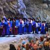 Nach langer Corona erzwungener Pause zurück war die Geierwally-Freilichtbühne. Auf der Felsen-Bühne in der Bernhardstal-Schlucht des Lechtaler Ortes Elbigenalp präsentierten die Darsteller ein berührendes Stück. 

"Die Reiche Lisabeth" war als reiche, aber einsam gebliebene Lechtalerin sehr sozial eingestellt. Sie half so manchem verarmten Lech- und Inntaler, Gregenzer Wälder und auch Allgäuer mit Darlehen zu äußerst sozialen Konditionen. So finanzierte sie auch den Wiederaufbau der 1869 durch einen Brand zerstörten Gemeinde Oberstdorf mit. Das Stück kann noch bis 20.8.2022 besucht werden, jeweils Freitags und Samstags.