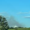 Feuerwehreinsatz auf dem Wertstoffhof in Betzigau (Landkreis Oberallgäu). Dort ist am Donnerstagabend eine Holzverarbeitungsmaschine in Flammen aufgegangen. Nach Angaben der Polizei rückte die Freiwillige Feuerwehr Betzigau aus, um den Brand zu löschen. Diese war mehrere Stunden mit den Löscharbeiten beschäftigt. Erste Schätzungen nach, liegt die Höhe des entstandenen Schadens im oberen sechsstelligen Bereich. Menschen wurden bei dem Brand glücklicherweise nicht verletzt.
[video]https://www.youtube.com/watch?v=3wLlTU30VFQ[/video]
Häufiger Brände in der Region
Unklar ist derzeit noch, warum das Feuer ausgebrochen ist. Die Polizei Kempten hat dazu Ermittlungen aufgenommen. In den vergangenen Tagen ist es in der Region immer wieder zu Bränden gekommen. Bei Jettingen-Scheppach hat einZug mehrere Feuerverursacht. InTussenhausen und Buchkam es zum Brand eines Feldes und von Heu. Zudem herrscht in ganz Schwaben derzeit höchste Waldbrandgefahr.