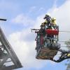 Am Samstagnachmittag ist im Ortskern von Weitnau ein Wohnhaus in Brand geraten. Anwohner entdeckten das Feuer und alarmierten die Feuerwehr. Sechs Feuerwehren waren im Einsatz. Bei dem Brand entstand ein hoher Schaden. 
GroßeinsatzBei dem Brand wurden glücklicherweise keine Personen verletzt. Die Feuerwehren von Missen-Wilhams, Wengen, Kleinweiler, Sibratshofen, Weitnau und Eisenbolz-Hellengerst kümmerten sich um die Brandbekämpfung. Sie mussten dabei auch umfangreiche Abrissarbeiten durchführen. Ein Team des Rettungsdienstes und mehrere Streifen der Polizei Kempten waren auch vor Ort.
[video]https://www.youtube.com/watch?v=eX6IeqgxNF0[/video]Kripo Kempten ermittelt zur Brandursache
Der entstandene Sachschaden wird auf mindestens 600.000 Euro geschätzt. Die Brandursache ist derzeit noch unklar. Der Kriminaldauerdienst Memmingen hat die Ermittlungen vor Ort übernommen. Die weiteren Ermittlungen zur Brandursache übernimmt die  Kriminalpolizei Kempten.