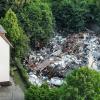 Am Samstagnachmittag ist im Ortskern von Weitnau ein Wohnhaus in Brand geraten. Anwohner entdeckten das Feuer und alarmierten die Feuerwehr. Sechs Feuerwehren waren im Einsatz. Bei dem Brand entstand ein hoher Schaden. 
GroßeinsatzBei dem Brand wurden glücklicherweise keine Personen verletzt. Die Feuerwehren von Missen-Wilhams, Wengen, Kleinweiler, Sibratshofen, Weitnau und Eisenbolz-Hellengerst kümmerten sich um die Brandbekämpfung. Sie mussten dabei auch umfangreiche Abrissarbeiten durchführen. Ein Team des Rettungsdienstes und mehrere Streifen der Polizei Kempten waren auch vor Ort.
[video]https://www.youtube.com/watch?v=eX6IeqgxNF0[/video]Kripo Kempten ermittelt zur Brandursache
Der entstandene Sachschaden wird auf mindestens 600.000 Euro geschätzt. Die Brandursache ist derzeit noch unklar. Der Kriminaldauerdienst Memmingen hat die Ermittlungen vor Ort übernommen. Die weiteren Ermittlungen zur Brandursache übernimmt die  Kriminalpolizei Kempten.