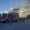 Feuerwehreinsatz auf dem Wertstoffhof in Betzigau (Landkreis Oberallgäu). Dort ist am Donnerstagabend eine Holzverarbeitungsmaschine in Flammen aufgegangen. Nach Angaben der Polizei rückte die Freiwillige Feuerwehr Betzigau aus, um den Brand zu löschen. Diese war mehrere Stunden mit den Löscharbeiten beschäftigt. Erste Schätzungen nach, liegt die Höhe des entstandenen Schadens im oberen sechsstelligen Bereich. Menschen wurden bei dem Brand glücklicherweise nicht verletzt.
[video]https://www.youtube.com/watch?v=3wLlTU30VFQ[/video]
Häufiger Brände in der Region
Unklar ist derzeit noch, warum das Feuer ausgebrochen ist. Die Polizei Kempten hat dazu Ermittlungen aufgenommen. In den vergangenen Tagen ist es in der Region immer wieder zu Bränden gekommen. Bei Jettingen-Scheppach hat einZug mehrere Feuerverursacht. InTussenhausen und Buchkam es zum Brand eines Feldes und von Heu. Zudem herrscht in ganz Schwaben derzeit höchste Waldbrandgefahr.
