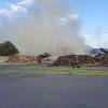 Feuerwehreinsatz auf dem Wertstoffhof in Betzigau (Landkreis Oberallgäu). Dort ist am Donnerstagabend eine Holzverarbeitungsmaschine in Flammen aufgegangen. Nach Angaben der Polizei rückte die Freiwillige Feuerwehr Betzigau aus, um den Brand zu löschen. Diese war mehrere Stunden mit den Löscharbeiten beschäftigt. Erste Schätzungen nach, liegt die Höhe des entstandenen Schadens im oberen sechsstelligen Bereich. Menschen wurden bei dem Brand glücklicherweise nicht verletzt.
[video]https://www.youtube.com/watch?v=3wLlTU30VFQ[/video]
Häufiger Brände in der Region
Unklar ist derzeit noch, warum das Feuer ausgebrochen ist. Die Polizei Kempten hat dazu Ermittlungen aufgenommen. In den vergangenen Tagen ist es in der Region immer wieder zu Bränden gekommen. Bei Jettingen-Scheppach hat einZug mehrere Feuerverursacht. InTussenhausen und Buchkam es zum Brand eines Feldes und von Heu. Zudem herrscht in ganz Schwaben derzeit höchste Waldbrandgefahr.