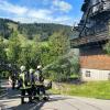 Am Samstagnachmittag ist im Ortskern von Weitnau ein Wohnhaus in Brand geraten. Anwohner entdeckten das Feuer und alarmierten die Feuerwehr. Sechs Feuerwehren waren im Einsatz. Bei dem Brand entstand ein hoher Schaden. 
GroßeinsatzBei dem Brand wurden glücklicherweise keine Personen verletzt. Die Feuerwehren von Missen-Wilhams, Wengen, Kleinweiler, Sibratshofen, Weitnau und Eisenbolz-Hellengerst kümmerten sich um die Brandbekämpfung. Sie mussten dabei auch umfangreiche Abrissarbeiten durchführen. Ein Team des Rettungsdienstes und mehrere Streifen der Polizei Kempten waren auch vor Ort.
[video]https://www.youtube.com/watch?v=eX6IeqgxNF0[/video]Kripo Kempten ermittelt zur Brandursache
Der entstandene Sachschaden wird auf mindestens 600.000 Euro geschätzt. Die Brandursache ist derzeit noch unklar. Der Kriminaldauerdienst Memmingen hat die Ermittlungen vor Ort übernommen. Die weiteren Ermittlungen zur Brandursache übernimmt die  Kriminalpolizei Kempten.
