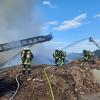 Feuerwehreinsatz auf dem Wertstoffhof in Betzigau (Landkreis Oberallgäu). Dort ist am Donnerstagabend eine Holzverarbeitungsmaschine in Flammen aufgegangen. Nach Angaben der Polizei rückte die Freiwillige Feuerwehr Betzigau aus, um den Brand zu löschen. Diese war mehrere Stunden mit den Löscharbeiten beschäftigt. Erste Schätzungen nach, liegt die Höhe des entstandenen Schadens im oberen sechsstelligen Bereich. Menschen wurden bei dem Brand glücklicherweise nicht verletzt.
[video]https://www.youtube.com/watch?v=3wLlTU30VFQ[/video]
Häufiger Brände in der Region
Unklar ist derzeit noch, warum das Feuer ausgebrochen ist. Die Polizei Kempten hat dazu Ermittlungen aufgenommen. In den vergangenen Tagen ist es in der Region immer wieder zu Bränden gekommen. Bei Jettingen-Scheppach hat einZug mehrere Feuerverursacht. InTussenhausen und Buchkam es zum Brand eines Feldes und von Heu. Zudem herrscht in ganz Schwaben derzeit höchste Waldbrandgefahr.