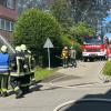 Am Samstagnachmittag ist im Ortskern von Weitnau ein Wohnhaus in Brand geraten. Anwohner entdeckten das Feuer und alarmierten die Feuerwehr. Sechs Feuerwehren waren im Einsatz. Bei dem Brand entstand ein hoher Schaden. 
GroßeinsatzBei dem Brand wurden glücklicherweise keine Personen verletzt. Die Feuerwehren von Missen-Wilhams, Wengen, Kleinweiler, Sibratshofen, Weitnau und Eisenbolz-Hellengerst kümmerten sich um die Brandbekämpfung. Sie mussten dabei auch umfangreiche Abrissarbeiten durchführen. Ein Team des Rettungsdienstes und mehrere Streifen der Polizei Kempten waren auch vor Ort.
[video]https://www.youtube.com/watch?v=eX6IeqgxNF0[/video]Kripo Kempten ermittelt zur Brandursache
Der entstandene Sachschaden wird auf mindestens 600.000 Euro geschätzt. Die Brandursache ist derzeit noch unklar. Der Kriminaldauerdienst Memmingen hat die Ermittlungen vor Ort übernommen. Die weiteren Ermittlungen zur Brandursache übernimmt die  Kriminalpolizei Kempten.