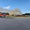 Feuerwehreinsatz auf dem Wertstoffhof in Betzigau (Landkreis Oberallgäu). Dort ist am Donnerstagabend eine Holzverarbeitungsmaschine in Flammen aufgegangen. Nach Angaben der Polizei rückte die Freiwillige Feuerwehr Betzigau aus, um den Brand zu löschen. Diese war mehrere Stunden mit den Löscharbeiten beschäftigt. Erste Schätzungen nach, liegt die Höhe des entstandenen Schadens im oberen sechsstelligen Bereich. Menschen wurden bei dem Brand glücklicherweise nicht verletzt.
[video]https://www.youtube.com/watch?v=3wLlTU30VFQ[/video]
Häufiger Brände in der Region
Unklar ist derzeit noch, warum das Feuer ausgebrochen ist. Die Polizei Kempten hat dazu Ermittlungen aufgenommen. In den vergangenen Tagen ist es in der Region immer wieder zu Bränden gekommen. Bei Jettingen-Scheppach hat einZug mehrere Feuerverursacht. InTussenhausen und Buchkam es zum Brand eines Feldes und von Heu. Zudem herrscht in ganz Schwaben derzeit höchste Waldbrandgefahr.