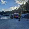 Feuerwehreinsatz auf dem Wertstoffhof in Betzigau (Landkreis Oberallgäu). Dort ist am Donnerstagabend eine Holzverarbeitungsmaschine in Flammen aufgegangen. Nach Angaben der Polizei rückte die Freiwillige Feuerwehr Betzigau aus, um den Brand zu löschen. Diese war mehrere Stunden mit den Löscharbeiten beschäftigt. Erste Schätzungen nach, liegt die Höhe des entstandenen Schadens im oberen sechsstelligen Bereich. Menschen wurden bei dem Brand glücklicherweise nicht verletzt.
[video]https://www.youtube.com/watch?v=3wLlTU30VFQ[/video]
Häufiger Brände in der Region
Unklar ist derzeit noch, warum das Feuer ausgebrochen ist. Die Polizei Kempten hat dazu Ermittlungen aufgenommen. In den vergangenen Tagen ist es in der Region immer wieder zu Bränden gekommen. Bei Jettingen-Scheppach hat einZug mehrere Feuerverursacht. InTussenhausen und Buchkam es zum Brand eines Feldes und von Heu. Zudem herrscht in ganz Schwaben derzeit höchste Waldbrandgefahr.