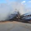 Feuerwehreinsatz auf dem Wertstoffhof in Betzigau (Landkreis Oberallgäu). Dort ist am Donnerstagabend eine Holzverarbeitungsmaschine in Flammen aufgegangen. Nach Angaben der Polizei rückte die Freiwillige Feuerwehr Betzigau aus, um den Brand zu löschen. Diese war mehrere Stunden mit den Löscharbeiten beschäftigt. Erste Schätzungen nach, liegt die Höhe des entstandenen Schadens im oberen sechsstelligen Bereich. Menschen wurden bei dem Brand glücklicherweise nicht verletzt.
[video]https://www.youtube.com/watch?v=3wLlTU30VFQ[/video]
Häufiger Brände in der Region
Unklar ist derzeit noch, warum das Feuer ausgebrochen ist. Die Polizei Kempten hat dazu Ermittlungen aufgenommen. In den vergangenen Tagen ist es in der Region immer wieder zu Bränden gekommen. Bei Jettingen-Scheppach hat einZug mehrere Feuerverursacht. InTussenhausen und Buchkam es zum Brand eines Feldes und von Heu. Zudem herrscht in ganz Schwaben derzeit höchste Waldbrandgefahr.