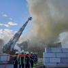Feuerwehreinsatz auf dem Wertstoffhof in Betzigau (Landkreis Oberallgäu). Dort ist am Donnerstagabend eine Holzverarbeitungsmaschine in Flammen aufgegangen. Nach Angaben der Polizei rückte die Freiwillige Feuerwehr Betzigau aus, um den Brand zu löschen. Diese war mehrere Stunden mit den Löscharbeiten beschäftigt. Erste Schätzungen nach, liegt die Höhe des entstandenen Schadens im oberen sechsstelligen Bereich. Menschen wurden bei dem Brand glücklicherweise nicht verletzt.
[video]https://www.youtube.com/watch?v=3wLlTU30VFQ[/video]
Häufiger Brände in der Region
Unklar ist derzeit noch, warum das Feuer ausgebrochen ist. Die Polizei Kempten hat dazu Ermittlungen aufgenommen. In den vergangenen Tagen ist es in der Region immer wieder zu Bränden gekommen. Bei Jettingen-Scheppach hat einZug mehrere Feuerverursacht. InTussenhausen und Buchkam es zum Brand eines Feldes und von Heu. Zudem herrscht in ganz Schwaben derzeit höchste Waldbrandgefahr.