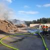 Feuerwehreinsatz auf dem Wertstoffhof in Betzigau (Landkreis Oberallgäu). Dort ist am Donnerstagabend eine Holzverarbeitungsmaschine in Flammen aufgegangen. Nach Angaben der Polizei rückte die Freiwillige Feuerwehr Betzigau aus, um den Brand zu löschen. Diese war mehrere Stunden mit den Löscharbeiten beschäftigt. Erste Schätzungen nach, liegt die Höhe des entstandenen Schadens im oberen sechsstelligen Bereich. Menschen wurden bei dem Brand glücklicherweise nicht verletzt.
[video]https://www.youtube.com/watch?v=3wLlTU30VFQ[/video]
Häufiger Brände in der Region
Unklar ist derzeit noch, warum das Feuer ausgebrochen ist. Die Polizei Kempten hat dazu Ermittlungen aufgenommen. In den vergangenen Tagen ist es in der Region immer wieder zu Bränden gekommen. Bei Jettingen-Scheppach hat einZug mehrere Feuerverursacht. InTussenhausen und Buchkam es zum Brand eines Feldes und von Heu. Zudem herrscht in ganz Schwaben derzeit höchste Waldbrandgefahr.