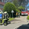 Am Samstagnachmittag ist im Ortskern von Weitnau ein Wohnhaus in Brand geraten. Anwohner entdeckten das Feuer und alarmierten die Feuerwehr. Sechs Feuerwehren waren im Einsatz. Bei dem Brand entstand ein hoher Schaden. 
GroßeinsatzBei dem Brand wurden glücklicherweise keine Personen verletzt. Die Feuerwehren von Missen-Wilhams, Wengen, Kleinweiler, Sibratshofen, Weitnau und Eisenbolz-Hellengerst kümmerten sich um die Brandbekämpfung. Sie mussten dabei auch umfangreiche Abrissarbeiten durchführen. Ein Team des Rettungsdienstes und mehrere Streifen der Polizei Kempten waren auch vor Ort.
[video]https://www.youtube.com/watch?v=eX6IeqgxNF0[/video]Kripo Kempten ermittelt zur Brandursache
Der entstandene Sachschaden wird auf mindestens 600.000 Euro geschätzt. Die Brandursache ist derzeit noch unklar. Der Kriminaldauerdienst Memmingen hat die Ermittlungen vor Ort übernommen. Die weiteren Ermittlungen zur Brandursache übernimmt die  Kriminalpolizei Kempten.