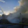 Feuerwehreinsatz auf dem Wertstoffhof in Betzigau (Landkreis Oberallgäu). Dort ist am Donnerstagabend eine Holzverarbeitungsmaschine in Flammen aufgegangen. Nach Angaben der Polizei rückte die Freiwillige Feuerwehr Betzigau aus, um den Brand zu löschen. Diese war mehrere Stunden mit den Löscharbeiten beschäftigt. Erste Schätzungen nach, liegt die Höhe des entstandenen Schadens im oberen sechsstelligen Bereich. Menschen wurden bei dem Brand glücklicherweise nicht verletzt.
[video]https://www.youtube.com/watch?v=3wLlTU30VFQ[/video]
Häufiger Brände in der Region
Unklar ist derzeit noch, warum das Feuer ausgebrochen ist. Die Polizei Kempten hat dazu Ermittlungen aufgenommen. In den vergangenen Tagen ist es in der Region immer wieder zu Bränden gekommen. Bei Jettingen-Scheppach hat einZug mehrere Feuerverursacht. InTussenhausen und Buchkam es zum Brand eines Feldes und von Heu. Zudem herrscht in ganz Schwaben derzeit höchste Waldbrandgefahr.