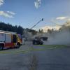 Feuerwehreinsatz auf dem Wertstoffhof in Betzigau (Landkreis Oberallgäu). Dort ist am Donnerstagabend eine Holzverarbeitungsmaschine in Flammen aufgegangen. Nach Angaben der Polizei rückte die Freiwillige Feuerwehr Betzigau aus, um den Brand zu löschen. Diese war mehrere Stunden mit den Löscharbeiten beschäftigt. Erste Schätzungen nach, liegt die Höhe des entstandenen Schadens im oberen sechsstelligen Bereich. Menschen wurden bei dem Brand glücklicherweise nicht verletzt.
[video]https://www.youtube.com/watch?v=3wLlTU30VFQ[/video]
Häufiger Brände in der Region
Unklar ist derzeit noch, warum das Feuer ausgebrochen ist. Die Polizei Kempten hat dazu Ermittlungen aufgenommen. In den vergangenen Tagen ist es in der Region immer wieder zu Bränden gekommen. Bei Jettingen-Scheppach hat einZug mehrere Feuerverursacht. InTussenhausen und Buchkam es zum Brand eines Feldes und von Heu. Zudem herrscht in ganz Schwaben derzeit höchste Waldbrandgefahr.