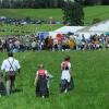 Am Wochenende ging das 150-jährige Jubiläum des Bezirksmusikfestes in Rückholz zu Ende. Nach einem Festumzug durch das Dorf strömten die Menschenmassen ins Festzelt am Gewerbegebiet, das nicht alle Kapellen und Besucher fassen konnte. Zum Ausklang des dreitägigen Festes spielten die "Blechbätscher" traditionelle und moderne Stücke. Einige Gäste standen auf Bänken oder Biertischen und feierten.