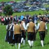 Am Wochenende ging das 150-jährige Jubiläum des Bezirksmusikfestes in Rückholz zu Ende. Nach einem Festumzug durch das Dorf strömten die Menschenmassen ins Festzelt am Gewerbegebiet, das nicht alle Kapellen und Besucher fassen konnte. Zum Ausklang des dreitägigen Festes spielten die "Blechbätscher" traditionelle und moderne Stücke. Einige Gäste standen auf Bänken oder Biertischen und feierten.