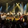 Am Wochenende ging das 150-jährige Jubiläum des Bezirksmusikfestes in Rückholz zu Ende. Nach einem Festumzug durch das Dorf strömten die Menschenmassen ins Festzelt am Gewerbegebiet, das nicht alle Kapellen und Besucher fassen konnte. Zum Ausklang des dreitägigen Festes spielten die "Blechbätscher" traditionelle und moderne Stücke. Einige Gäste standen auf Bänken oder Biertischen und feierten.