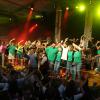 Am Wochenende ging das 150-jährige Jubiläum des Bezirksmusikfestes in Rückholz zu Ende. Nach einem Festumzug durch das Dorf strömten die Menschenmassen ins Festzelt am Gewerbegebiet, das nicht alle Kapellen und Besucher fassen konnte. Zum Ausklang des dreitägigen Festes spielten die "Blechbätscher" traditionelle und moderne Stücke. Einige Gäste standen auf Bänken oder Biertischen und feierten.
