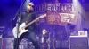 Die amerikanische Folk-Punkband "Dropkick Murphys" heizte tausenden Fans am Residenzplatz in Kempten ordentlich ein. Die 4.000 Fans konnten endlich wieder ausgelassen feiern. Der rasante und mitreissende Punkrock mit eingängigen Rhythmen animierte zum Trinken und Mitgrölen. Tin Whistle, Mandoline und Banjo, die für den Irish Folk typisch sind, dienen den Murphys eher als untermalendes Beiwerk. Zuvor spielten Jesse Ahern und "Booze and Glory". Punkt elf Uhr musste Schluß sein mit dem Open Air, damit auch die Anwohner Schlaf finden konnten.