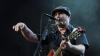 Die amerikanische Folk-Punkband "Dropkick Murphys" heizte tausenden Fans am Residenzplatz in Kempten ordentlich ein. Die 4.000 Fans konnten endlich wieder ausgelassen feiern. Der rasante und mitreissende Punkrock mit eingängigen Rhythmen animierte zum Trinken und Mitgrölen. Tin Whistle, Mandoline und Banjo, die für den Irish Folk typisch sind, dienen den Murphys eher als untermalendes Beiwerk. Zuvor spielten Jesse Ahern und "Booze and Glory". Punkt elf Uhr musste Schluß sein mit dem Open Air, damit auch die Anwohner Schlaf finden konnten.
