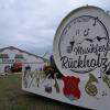 Am Wochenende ging das 150-jährige Jubiläum des Bezirksmusikfestes in Rückholz zu Ende. Nach einem Festumzug durch das Dorf strömten die Menschenmassen ins Festzelt am Gewerbegebiet, das nicht alle Kapellen und Besucher fassen konnte. Zum Ausklang des dreitägigen Festes spielten die "Blechbätscher" traditionelle und moderne Stücke. Einige Gäste standen auf Bänken oder Biertischen und feierten.