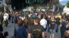 Die amerikanische Folk-Punkband "Dropkick Murphys" heizte tausenden Fans am Residenzplatz in Kempten ordentlich ein. Die 4.000 Fans konnten endlich wieder ausgelassen feiern. Der rasante und mitreissende Punkrock mit eingängigen Rhythmen animierte zum Trinken und Mitgrölen. Tin Whistle, Mandoline und Banjo, die für den Irish Folk typisch sind, dienen den Murphys eher als untermalendes Beiwerk. Zuvor spielten Jesse Ahern und "Booze and Glory". Punkt elf Uhr musste Schluß sein mit dem Open Air, damit auch die Anwohner Schlaf finden konnten.