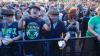Die amerikanische Folk-Punkband "Dropkick Murphys" heizte tausenden Fans am Residenzplatz in Kempten ordentlich ein. Die 4.000 Fans konnten endlich wieder ausgelassen feiern. Der rasante und mitreissende Punkrock mit eingängigen Rhythmen animierte zum Trinken und Mitgrölen. Tin Whistle, Mandoline und Banjo, die für den Irish Folk typisch sind, dienen den Murphys eher als untermalendes Beiwerk. Zuvor spielten Jesse Ahern und "Booze and Glory". Punkt elf Uhr musste Schluß sein mit dem Open Air, damit auch die Anwohner Schlaf finden konnten.