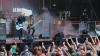 Die amerikanische Folk-Punkband "Dropkick Murphys" heizte tausenden Fans am Residenzplatz in Kempten ordentlich ein. Die 4.000 Fans konnten endlich wieder ausgelassen feiern. Der rasante und mitreissende Punkrock mit eingängigen Rhythmen animierte zum Trinken und Mitgrölen. Tin Whistle, Mandoline und Banjo, die für den Irish Folk typisch sind, dienen den Murphys eher als untermalendes Beiwerk. Zuvor spielten Jesse Ahern und "Booze and Glory". Punkt elf Uhr musste Schluß sein mit dem Open Air, damit auch die Anwohner Schlaf finden konnten.