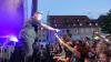 Die amerikanische Folk-Punkband "Dropkick Murphys" heizte tausenden Fans am Residenzplatz in Kempten ordentlich ein. Die 4.000 Fans konnten endlich wieder ausgelassen feiern. Der rasante und mitreissende Punkrock mit eingängigen Rhythmen animierte zum Trinken und Mitgrölen. Tin Whistle, Mandoline und Banjo, die für den Irish Folk typisch sind, dienen den Murphys eher als untermalendes Beiwerk. Zuvor spielten Jesse Ahern und "Booze and Glory". Punkt elf Uhr musste Schluß sein mit dem Open Air, damit auch die Anwohner Schlaf finden konnten.