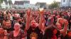 Die amerikanische Folk-Punkband "Dropkick Murphys" heizte tausenden Fans am Residenzplatz in Kempten ordentlich ein. Die 4.000 Fans konnten endlich wieder ausgelassen feiern. Der rasante und mitreissende Punkrock mit eingängigen Rhythmen animierte zum Trinken und Mitgrölen. Tin Whistle, Mandoline und Banjo, die für den Irish Folk typisch sind, dienen den Murphys eher als untermalendes Beiwerk. Zuvor spielten Jesse Ahern und "Booze and Glory". Punkt elf Uhr musste Schluß sein mit dem Open Air, damit auch die Anwohner Schlaf finden konnten.