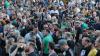Die amerikanische Folk-Punkband "Dropkick Murphys" heizte tausenden Fans am Residenzplatz in Kempten ordentlich ein. Die 4.000 Fans konnten endlich wieder ausgelassen feiern. Der rasante und mitreissende Punkrock mit eingängigen Rhythmen animierte zum Trinken und Mitgrölen. Tin Whistle, Mandoline und Banjo, die für den Irish Folk typisch sind, dienen den Murphys eher als untermalendes Beiwerk. Zuvor spielten Jesse Ahern und "Booze and Glory". Punkt elf Uhr musste Schluß sein mit dem Open Air, damit auch die Anwohner Schlaf finden konnten.