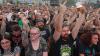 Die amerikanische Folk-Punkband "Dropkick Murphys" heizte tausenden Fans am Residenzplatz in Kempten ordentlich ein. Die 4.000 Fans konnten endlich wieder ausgelassen feiern. Der rasante und mitreissende Punkrock mit eingängigen Rhythmen animierte zum Trinken und Mitgrölen. Tin Whistle, Mandoline und Banjo, die für den Irish Folk typisch sind, dienen den Murphys eher als untermalendes Beiwerk. Zuvor spielten Jesse Ahern und "Booze and Glory". Punkt elf Uhr musste Schluß sein mit dem Open Air, damit auch die Anwohner Schlaf finden konnten.