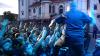 Die amerikanische Folk-Punkband "Dropkick Murphys" heizte tausenden Fans am Residenzplatz in Kempten ordentlich ein. Die 4.000 Fans konnten endlich wieder ausgelassen feiern. Der rasante und mitreissende Punkrock mit eingängigen Rhythmen animierte zum Trinken und Mitgrölen. Tin Whistle, Mandoline und Banjo, die für den Irish Folk typisch sind, dienen den Murphys eher als untermalendes Beiwerk. Zuvor spielten Jesse Ahern und "Booze and Glory". Punkt elf Uhr musste Schluß sein mit dem Open Air, damit auch die Anwohner Schlaf finden konnten.