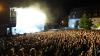 Die amerikanische Folk-Punkband "Dropkick Murphys" heizte tausenden Fans am Residenzplatz in Kempten ordentlich ein. Die 4.000 Fans konnten endlich wieder ausgelassen feiern. Der rasante und mitreissende Punkrock mit eingängigen Rhythmen animierte zum Trinken und Mitgrölen. Tin Whistle, Mandoline und Banjo, die für den Irish Folk typisch sind, dienen den Murphys eher als untermalendes Beiwerk. Zuvor spielten Jesse Ahern und "Booze and Glory". Punkt elf Uhr musste Schluß sein mit dem Open Air, damit auch die Anwohner Schlaf finden konnten.