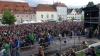 Die amerikanische Folk-Punkband "Dropkick Murphys" heizte tausenden Fans am Residenzplatz in Kempten ordentlich ein. Die 4.000 Fans konnten endlich wieder ausgelassen feiern. Der rasante und mitreissende Punkrock mit eingängigen Rhythmen animierte zum Trinken und Mitgrölen. Tin Whistle, Mandoline und Banjo, die für den Irish Folk typisch sind, dienen den Murphys eher als untermalendes Beiwerk. Zuvor spielten Jesse Ahern und "Booze and Glory". Punkt elf Uhr musste Schluß sein mit dem Open Air, damit auch die Anwohner Schlaf finden konnten.