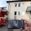 Für viel Aufsehen hat am Dienstagabend eine Übung der Freiwilligen Feuerwehr Sonthofen am Krankenhaus gesorgt. Die Lage: ein Zimmerbrand im ersten Obergeschoss. Ein fiktiver Patient hat angeblich in seinem Bett geraucht und ist dabei eingeschlafen. Innerhalb kürzester Zeit stand das Zimmer "in Vollbrand". Wie im realen Ernstfall hat auch bei der Übung Kommandant Markus Adler die Brandmeldeanlage manuell ausgelöst.
[video]https://www.youtube.com/watch?v=X4GMU1xzx68[/video] 
Neue LöschfahrzeugeInnerhalb weniger Minuten waren die ersten Einsatzkräfte mit mehreren Fahrzeugen vor Ort, darunter auch den zwei neuen Löschfahrzeugen. Sofort begannen sie mit der Evakuierung der 24 Patienten, die sich im betroffenen Gebäudekomplex befanden. Während im Außenbereich die Drehleiter in Position und eine Löschversorgung aufgebaut wurde, begann man im Gebäudeinneren mit einem Löschangriff. Unter schwerem Atemschutz haben die Feuerwehrleute das betroffene Zimmer ausfindig gemacht, einen Rauchvorhang angebracht und den Brand anschließend "gelöscht".Personen verletztZwei Personen, die von der Feuerwehr gestellt waren, befanden sich noch im Zimmer. Die Einsatzkräfte mussten sie unter Atemschutz retten. Damit die Übung reibungslos abläuft, waren auch Vertreter der Klinikleitung vor Ort und machten sich selbst ein Bild. "Die Übung hat gezeigt, dass das Zusammenspiel mit Klinikleitung und unseren Einsatzkräften reibungslos abläuft. Sollte es mal zu einem Ernstfall kommen, können wir so schnell eingreifen und Menschenleben retten. Die Übung lief reibungslos ab", so Kommandant Markus Adler.