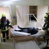 Für viel Aufsehen hat am Dienstagabend eine Übung der Freiwilligen Feuerwehr Sonthofen am Krankenhaus gesorgt. Die Lage: ein Zimmerbrand im ersten Obergeschoss. Ein fiktiver Patient hat angeblich in seinem Bett geraucht und ist dabei eingeschlafen. Innerhalb kürzester Zeit stand das Zimmer "in Vollbrand". Wie im realen Ernstfall hat auch bei der Übung Kommandant Markus Adler die Brandmeldeanlage manuell ausgelöst.
[video]https://www.youtube.com/watch?v=X4GMU1xzx68[/video] 
Neue LöschfahrzeugeInnerhalb weniger Minuten waren die ersten Einsatzkräfte mit mehreren Fahrzeugen vor Ort, darunter auch den zwei neuen Löschfahrzeugen. Sofort begannen sie mit der Evakuierung der 24 Patienten, die sich im betroffenen Gebäudekomplex befanden. Während im Außenbereich die Drehleiter in Position und eine Löschversorgung aufgebaut wurde, begann man im Gebäudeinneren mit einem Löschangriff. Unter schwerem Atemschutz haben die Feuerwehrleute das betroffene Zimmer ausfindig gemacht, einen Rauchvorhang angebracht und den Brand anschließend "gelöscht".Personen verletztZwei Personen, die von der Feuerwehr gestellt waren, befanden sich noch im Zimmer. Die Einsatzkräfte mussten sie unter Atemschutz retten. Damit die Übung reibungslos abläuft, waren auch Vertreter der Klinikleitung vor Ort und machten sich selbst ein Bild. "Die Übung hat gezeigt, dass das Zusammenspiel mit Klinikleitung und unseren Einsatzkräften reibungslos abläuft. Sollte es mal zu einem Ernstfall kommen, können wir so schnell eingreifen und Menschenleben retten. Die Übung lief reibungslos ab", so Kommandant Markus Adler.