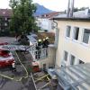 Für viel Aufsehen hat am Dienstagabend eine Übung der Freiwilligen Feuerwehr Sonthofen am Krankenhaus gesorgt. Die Lage: ein Zimmerbrand im ersten Obergeschoss. Ein fiktiver Patient hat angeblich in seinem Bett geraucht und ist dabei eingeschlafen. Innerhalb kürzester Zeit stand das Zimmer "in Vollbrand". Wie im realen Ernstfall hat auch bei der Übung Kommandant Markus Adler die Brandmeldeanlage manuell ausgelöst.
[video]https://www.youtube.com/watch?v=X4GMU1xzx68[/video] 
Neue LöschfahrzeugeInnerhalb weniger Minuten waren die ersten Einsatzkräfte mit mehreren Fahrzeugen vor Ort, darunter auch den zwei neuen Löschfahrzeugen. Sofort begannen sie mit der Evakuierung der 24 Patienten, die sich im betroffenen Gebäudekomplex befanden. Während im Außenbereich die Drehleiter in Position und eine Löschversorgung aufgebaut wurde, begann man im Gebäudeinneren mit einem Löschangriff. Unter schwerem Atemschutz haben die Feuerwehrleute das betroffene Zimmer ausfindig gemacht, einen Rauchvorhang angebracht und den Brand anschließend "gelöscht".Personen verletztZwei Personen, die von der Feuerwehr gestellt waren, befanden sich noch im Zimmer. Die Einsatzkräfte mussten sie unter Atemschutz retten. Damit die Übung reibungslos abläuft, waren auch Vertreter der Klinikleitung vor Ort und machten sich selbst ein Bild. "Die Übung hat gezeigt, dass das Zusammenspiel mit Klinikleitung und unseren Einsatzkräften reibungslos abläuft. Sollte es mal zu einem Ernstfall kommen, können wir so schnell eingreifen und Menschenleben retten. Die Übung lief reibungslos ab", so Kommandant Markus Adler.