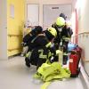 Für viel Aufsehen hat am Dienstagabend eine Übung der Freiwilligen Feuerwehr Sonthofen am Krankenhaus gesorgt. Die Lage: ein Zimmerbrand im ersten Obergeschoss. Ein fiktiver Patient hat angeblich in seinem Bett geraucht und ist dabei eingeschlafen. Innerhalb kürzester Zeit stand das Zimmer "in Vollbrand". Wie im realen Ernstfall hat auch bei der Übung Kommandant Markus Adler die Brandmeldeanlage manuell ausgelöst.
[video]https://www.youtube.com/watch?v=X4GMU1xzx68[/video] 
Neue LöschfahrzeugeInnerhalb weniger Minuten waren die ersten Einsatzkräfte mit mehreren Fahrzeugen vor Ort, darunter auch den zwei neuen Löschfahrzeugen. Sofort begannen sie mit der Evakuierung der 24 Patienten, die sich im betroffenen Gebäudekomplex befanden. Während im Außenbereich die Drehleiter in Position und eine Löschversorgung aufgebaut wurde, begann man im Gebäudeinneren mit einem Löschangriff. Unter schwerem Atemschutz haben die Feuerwehrleute das betroffene Zimmer ausfindig gemacht, einen Rauchvorhang angebracht und den Brand anschließend "gelöscht".Personen verletztZwei Personen, die von der Feuerwehr gestellt waren, befanden sich noch im Zimmer. Die Einsatzkräfte mussten sie unter Atemschutz retten. Damit die Übung reibungslos abläuft, waren auch Vertreter der Klinikleitung vor Ort und machten sich selbst ein Bild. "Die Übung hat gezeigt, dass das Zusammenspiel mit Klinikleitung und unseren Einsatzkräften reibungslos abläuft. Sollte es mal zu einem Ernstfall kommen, können wir so schnell eingreifen und Menschenleben retten. Die Übung lief reibungslos ab", so Kommandant Markus Adler.