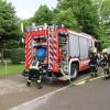 Für viel Aufsehen hat am Dienstagabend eine Übung der Freiwilligen Feuerwehr Sonthofen am Krankenhaus gesorgt. Die Lage: ein Zimmerbrand im ersten Obergeschoss. Ein fiktiver Patient hat angeblich in seinem Bett geraucht und ist dabei eingeschlafen. Innerhalb kürzester Zeit stand das Zimmer "in Vollbrand". Wie im realen Ernstfall hat auch bei der Übung Kommandant Markus Adler die Brandmeldeanlage manuell ausgelöst.
[video]https://www.youtube.com/watch?v=X4GMU1xzx68[/video] 
Neue LöschfahrzeugeInnerhalb weniger Minuten waren die ersten Einsatzkräfte mit mehreren Fahrzeugen vor Ort, darunter auch den zwei neuen Löschfahrzeugen. Sofort begannen sie mit der Evakuierung der 24 Patienten, die sich im betroffenen Gebäudekomplex befanden. Während im Außenbereich die Drehleiter in Position und eine Löschversorgung aufgebaut wurde, begann man im Gebäudeinneren mit einem Löschangriff. Unter schwerem Atemschutz haben die Feuerwehrleute das betroffene Zimmer ausfindig gemacht, einen Rauchvorhang angebracht und den Brand anschließend "gelöscht".Personen verletztZwei Personen, die von der Feuerwehr gestellt waren, befanden sich noch im Zimmer. Die Einsatzkräfte mussten sie unter Atemschutz retten. Damit die Übung reibungslos abläuft, waren auch Vertreter der Klinikleitung vor Ort und machten sich selbst ein Bild. "Die Übung hat gezeigt, dass das Zusammenspiel mit Klinikleitung und unseren Einsatzkräften reibungslos abläuft. Sollte es mal zu einem Ernstfall kommen, können wir so schnell eingreifen und Menschenleben retten. Die Übung lief reibungslos ab", so Kommandant Markus Adler.
