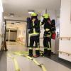 Für viel Aufsehen hat am Dienstagabend eine Übung der Freiwilligen Feuerwehr Sonthofen am Krankenhaus gesorgt. Die Lage: ein Zimmerbrand im ersten Obergeschoss. Ein fiktiver Patient hat angeblich in seinem Bett geraucht und ist dabei eingeschlafen. Innerhalb kürzester Zeit stand das Zimmer "in Vollbrand". Wie im realen Ernstfall hat auch bei der Übung Kommandant Markus Adler die Brandmeldeanlage manuell ausgelöst.
[video]https://www.youtube.com/watch?v=X4GMU1xzx68[/video] 
Neue LöschfahrzeugeInnerhalb weniger Minuten waren die ersten Einsatzkräfte mit mehreren Fahrzeugen vor Ort, darunter auch den zwei neuen Löschfahrzeugen. Sofort begannen sie mit der Evakuierung der 24 Patienten, die sich im betroffenen Gebäudekomplex befanden. Während im Außenbereich die Drehleiter in Position und eine Löschversorgung aufgebaut wurde, begann man im Gebäudeinneren mit einem Löschangriff. Unter schwerem Atemschutz haben die Feuerwehrleute das betroffene Zimmer ausfindig gemacht, einen Rauchvorhang angebracht und den Brand anschließend "gelöscht".Personen verletztZwei Personen, die von der Feuerwehr gestellt waren, befanden sich noch im Zimmer. Die Einsatzkräfte mussten sie unter Atemschutz retten. Damit die Übung reibungslos abläuft, waren auch Vertreter der Klinikleitung vor Ort und machten sich selbst ein Bild. "Die Übung hat gezeigt, dass das Zusammenspiel mit Klinikleitung und unseren Einsatzkräften reibungslos abläuft. Sollte es mal zu einem Ernstfall kommen, können wir so schnell eingreifen und Menschenleben retten. Die Übung lief reibungslos ab", so Kommandant Markus Adler.