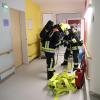 Für viel Aufsehen hat am Dienstagabend eine Übung der Freiwilligen Feuerwehr Sonthofen am Krankenhaus gesorgt. Die Lage: ein Zimmerbrand im ersten Obergeschoss. Ein fiktiver Patient hat angeblich in seinem Bett geraucht und ist dabei eingeschlafen. Innerhalb kürzester Zeit stand das Zimmer "in Vollbrand". Wie im realen Ernstfall hat auch bei der Übung Kommandant Markus Adler die Brandmeldeanlage manuell ausgelöst.
[video]https://www.youtube.com/watch?v=X4GMU1xzx68[/video] 
Neue LöschfahrzeugeInnerhalb weniger Minuten waren die ersten Einsatzkräfte mit mehreren Fahrzeugen vor Ort, darunter auch den zwei neuen Löschfahrzeugen. Sofort begannen sie mit der Evakuierung der 24 Patienten, die sich im betroffenen Gebäudekomplex befanden. Während im Außenbereich die Drehleiter in Position und eine Löschversorgung aufgebaut wurde, begann man im Gebäudeinneren mit einem Löschangriff. Unter schwerem Atemschutz haben die Feuerwehrleute das betroffene Zimmer ausfindig gemacht, einen Rauchvorhang angebracht und den Brand anschließend "gelöscht".Personen verletztZwei Personen, die von der Feuerwehr gestellt waren, befanden sich noch im Zimmer. Die Einsatzkräfte mussten sie unter Atemschutz retten. Damit die Übung reibungslos abläuft, waren auch Vertreter der Klinikleitung vor Ort und machten sich selbst ein Bild. "Die Übung hat gezeigt, dass das Zusammenspiel mit Klinikleitung und unseren Einsatzkräften reibungslos abläuft. Sollte es mal zu einem Ernstfall kommen, können wir so schnell eingreifen und Menschenleben retten. Die Übung lief reibungslos ab", so Kommandant Markus Adler.