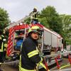 Für viel Aufsehen hat am Dienstagabend eine Übung der Freiwilligen Feuerwehr Sonthofen am Krankenhaus gesorgt. Die Lage: ein Zimmerbrand im ersten Obergeschoss. Ein fiktiver Patient hat angeblich in seinem Bett geraucht und ist dabei eingeschlafen. Innerhalb kürzester Zeit stand das Zimmer "in Vollbrand". Wie im realen Ernstfall hat auch bei der Übung Kommandant Markus Adler die Brandmeldeanlage manuell ausgelöst.
[video]https://www.youtube.com/watch?v=X4GMU1xzx68[/video] 
Neue LöschfahrzeugeInnerhalb weniger Minuten waren die ersten Einsatzkräfte mit mehreren Fahrzeugen vor Ort, darunter auch den zwei neuen Löschfahrzeugen. Sofort begannen sie mit der Evakuierung der 24 Patienten, die sich im betroffenen Gebäudekomplex befanden. Während im Außenbereich die Drehleiter in Position und eine Löschversorgung aufgebaut wurde, begann man im Gebäudeinneren mit einem Löschangriff. Unter schwerem Atemschutz haben die Feuerwehrleute das betroffene Zimmer ausfindig gemacht, einen Rauchvorhang angebracht und den Brand anschließend "gelöscht".Personen verletztZwei Personen, die von der Feuerwehr gestellt waren, befanden sich noch im Zimmer. Die Einsatzkräfte mussten sie unter Atemschutz retten. Damit die Übung reibungslos abläuft, waren auch Vertreter der Klinikleitung vor Ort und machten sich selbst ein Bild. "Die Übung hat gezeigt, dass das Zusammenspiel mit Klinikleitung und unseren Einsatzkräften reibungslos abläuft. Sollte es mal zu einem Ernstfall kommen, können wir so schnell eingreifen und Menschenleben retten. Die Übung lief reibungslos ab", so Kommandant Markus Adler.