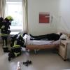 Für viel Aufsehen hat am Dienstagabend eine Übung der Freiwilligen Feuerwehr Sonthofen am Krankenhaus gesorgt. Die Lage: ein Zimmerbrand im ersten Obergeschoss. Ein fiktiver Patient hat angeblich in seinem Bett geraucht und ist dabei eingeschlafen. Innerhalb kürzester Zeit stand das Zimmer "in Vollbrand". Wie im realen Ernstfall hat auch bei der Übung Kommandant Markus Adler die Brandmeldeanlage manuell ausgelöst.
[video]https://www.youtube.com/watch?v=X4GMU1xzx68[/video] 
Neue LöschfahrzeugeInnerhalb weniger Minuten waren die ersten Einsatzkräfte mit mehreren Fahrzeugen vor Ort, darunter auch den zwei neuen Löschfahrzeugen. Sofort begannen sie mit der Evakuierung der 24 Patienten, die sich im betroffenen Gebäudekomplex befanden. Während im Außenbereich die Drehleiter in Position und eine Löschversorgung aufgebaut wurde, begann man im Gebäudeinneren mit einem Löschangriff. Unter schwerem Atemschutz haben die Feuerwehrleute das betroffene Zimmer ausfindig gemacht, einen Rauchvorhang angebracht und den Brand anschließend "gelöscht".Personen verletztZwei Personen, die von der Feuerwehr gestellt waren, befanden sich noch im Zimmer. Die Einsatzkräfte mussten sie unter Atemschutz retten. Damit die Übung reibungslos abläuft, waren auch Vertreter der Klinikleitung vor Ort und machten sich selbst ein Bild. "Die Übung hat gezeigt, dass das Zusammenspiel mit Klinikleitung und unseren Einsatzkräften reibungslos abläuft. Sollte es mal zu einem Ernstfall kommen, können wir so schnell eingreifen und Menschenleben retten. Die Übung lief reibungslos ab", so Kommandant Markus Adler.