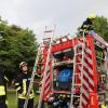 Für viel Aufsehen hat am Dienstagabend eine Übung der Freiwilligen Feuerwehr Sonthofen am Krankenhaus gesorgt. Die Lage: ein Zimmerbrand im ersten Obergeschoss. Ein fiktiver Patient hat angeblich in seinem Bett geraucht und ist dabei eingeschlafen. Innerhalb kürzester Zeit stand das Zimmer "in Vollbrand". Wie im realen Ernstfall hat auch bei der Übung Kommandant Markus Adler die Brandmeldeanlage manuell ausgelöst.
[video]https://www.youtube.com/watch?v=X4GMU1xzx68[/video] 
Neue LöschfahrzeugeInnerhalb weniger Minuten waren die ersten Einsatzkräfte mit mehreren Fahrzeugen vor Ort, darunter auch den zwei neuen Löschfahrzeugen. Sofort begannen sie mit der Evakuierung der 24 Patienten, die sich im betroffenen Gebäudekomplex befanden. Während im Außenbereich die Drehleiter in Position und eine Löschversorgung aufgebaut wurde, begann man im Gebäudeinneren mit einem Löschangriff. Unter schwerem Atemschutz haben die Feuerwehrleute das betroffene Zimmer ausfindig gemacht, einen Rauchvorhang angebracht und den Brand anschließend "gelöscht".Personen verletztZwei Personen, die von der Feuerwehr gestellt waren, befanden sich noch im Zimmer. Die Einsatzkräfte mussten sie unter Atemschutz retten. Damit die Übung reibungslos abläuft, waren auch Vertreter der Klinikleitung vor Ort und machten sich selbst ein Bild. "Die Übung hat gezeigt, dass das Zusammenspiel mit Klinikleitung und unseren Einsatzkräften reibungslos abläuft. Sollte es mal zu einem Ernstfall kommen, können wir so schnell eingreifen und Menschenleben retten. Die Übung lief reibungslos ab", so Kommandant Markus Adler.