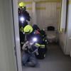 Für viel Aufsehen hat am Dienstagabend eine Übung der Freiwilligen Feuerwehr Sonthofen am Krankenhaus gesorgt. Die Lage: ein Zimmerbrand im ersten Obergeschoss. Ein fiktiver Patient hat angeblich in seinem Bett geraucht und ist dabei eingeschlafen. Innerhalb kürzester Zeit stand das Zimmer "in Vollbrand". Wie im realen Ernstfall hat auch bei der Übung Kommandant Markus Adler die Brandmeldeanlage manuell ausgelöst.
[video]https://www.youtube.com/watch?v=X4GMU1xzx68[/video] 
Neue LöschfahrzeugeInnerhalb weniger Minuten waren die ersten Einsatzkräfte mit mehreren Fahrzeugen vor Ort, darunter auch den zwei neuen Löschfahrzeugen. Sofort begannen sie mit der Evakuierung der 24 Patienten, die sich im betroffenen Gebäudekomplex befanden. Während im Außenbereich die Drehleiter in Position und eine Löschversorgung aufgebaut wurde, begann man im Gebäudeinneren mit einem Löschangriff. Unter schwerem Atemschutz haben die Feuerwehrleute das betroffene Zimmer ausfindig gemacht, einen Rauchvorhang angebracht und den Brand anschließend "gelöscht".Personen verletztZwei Personen, die von der Feuerwehr gestellt waren, befanden sich noch im Zimmer. Die Einsatzkräfte mussten sie unter Atemschutz retten. Damit die Übung reibungslos abläuft, waren auch Vertreter der Klinikleitung vor Ort und machten sich selbst ein Bild. "Die Übung hat gezeigt, dass das Zusammenspiel mit Klinikleitung und unseren Einsatzkräften reibungslos abläuft. Sollte es mal zu einem Ernstfall kommen, können wir so schnell eingreifen und Menschenleben retten. Die Übung lief reibungslos ab", so Kommandant Markus Adler.