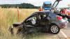 Am Mittwochnachmittag, gegen 16:40 Uhr, ist eine 87-jährige Autofahrerin bei einem Verkehrsunfall in der Nähe von Burgau im Landkreis Günzburg ums Leben gekommen. Die 87-Jährige war auf einer Straße bei Unterknöringen unterwegs und wollte links in die Zufahrtsstraße zum Grünguthof Nußlacherhof einbiegen. Dabei übersah sie jedoch ein von links kommendes Auto.
Keine Reaktion mehr möglichIn diesem Auto saß eine 46-jährige Frau am Steuer. Sie konnte nicht mehr reagieren, als die 87-Jährige direkt vor ihr abbog. Sie fuhr laut Polizei nahezu ungebremst in die Fahrerseite des Autos der älteren Frau. Durch den Aufprall wurde die 87-Jährige in ihrem Wagen eingeklemmt. Die alarmierten Feuerwehrleute befreiten sie aus ihrem Fahrzeug. Trotz der Rettungsmaßnahmen, die der Notarzt und der Rettungsdienst einleiteten, starb die 87-jährige Frau noch an der Unfallstelle. 
[video]https://www.youtube.com/watch?v=ad9LRWcsGTQ[/video]46-Jährige wird mittelschwer verletztDie 46-jährige Frau, die in dem anderen Wagen saß, erlitt durch den Zusammenstoß mittelschwere Verletzungen. Sie kam in das Krankenhaus in Günzburg. Neben dem Rettungsdienst, dem Notarzt und einer Polizeistreife waren insgesamt 44 Einsatzkräfte der Feuerwehren Burgau, Oberknöringen und Unterknöringen vor Ort. Auch ein Hubschrauber landete an der Unfallstelle. Die Straße war für ca. zweieinhalb Stunden gesperrt.