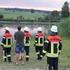 Update 07. Juli:Wie die Polizei berichtet, wurde am Donnerstagmorgen eine Leiche gefunden und als der vermisste 80-Jährige identifiziert. Ein Arzt konnte nur noch den Tod des Mannes feststellen. Auf Nachfrage vonall-in.degibt die Polizei an, dass es sich um einen Badeunfall handeln soll, äußere Gewalteinwirkungen gebe es nicht. Nach den Ermittlungen des Kriminaldauerdienstes starb der Mann vermutlich an einer inneren Ursache.Bezugsmeldung:Seit Dienstagabend sucht die Polizei am Sachsenrieder Weiher bei Dietmannsried nach einem vermissten 80-jährigen Mann. Laut Polizei Pressesprecher Holger Stabik wurden Kleidung, ein Handtuch und eine Brille des Vermissten auf einer Bank am See gefunden. Umgehend begann ein Großaufgebot an Wasserwacht, Polizei, Feuerwehr und auch ein Rettungshubschrauber mit der Suche.Suche nachts vorläufig ergebnislos angebrochenNoch am Abend bis tief in die Nacht, wurde mit Booten und auch zu Fuß am Ufer nach dem vermissten 80-Jährigen gesucht. In der Nacht wurde die Suche dann ergebnislos abgebrochen. Am Mittwochvormittag hat die Polizei nochmals den Uferbereich abgesucht.Taucher im EinsatzFür den Mittwoch-Nachmittag werden Polizeitaucher an dem bis zu 6 Meter tiefen Weiher bei Reicholzried erwartet, sie sollen den See noch einmal absuchen. Ob sich der vermisste 80-jährige tatsächlich im See befindet, ist unklar.Hubschrauber im Einsatz: Schwimmerin sorgt für große Suchaktion am Alpsee