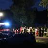 Update 07. Juli:Wie die Polizei berichtet, wurde am Donnerstagmorgen eine Leiche gefunden und als der vermisste 80-Jährige identifiziert. Ein Arzt konnte nur noch den Tod des Mannes feststellen. Auf Nachfrage vonall-in.degibt die Polizei an, dass es sich um einen Badeunfall handeln soll, äußere Gewalteinwirkungen gebe es nicht. Nach den Ermittlungen des Kriminaldauerdienstes starb der Mann vermutlich an einer inneren Ursache.Bezugsmeldung:Seit Dienstagabend sucht die Polizei am Sachsenrieder Weiher bei Dietmannsried nach einem vermissten 80-jährigen Mann. Laut Polizei Pressesprecher Holger Stabik wurden Kleidung, ein Handtuch und eine Brille des Vermissten auf einer Bank am See gefunden. Umgehend begann ein Großaufgebot an Wasserwacht, Polizei, Feuerwehr und auch ein Rettungshubschrauber mit der Suche.Suche nachts vorläufig ergebnislos angebrochenNoch am Abend bis tief in die Nacht, wurde mit Booten und auch zu Fuß am Ufer nach dem vermissten 80-Jährigen gesucht. In der Nacht wurde die Suche dann ergebnislos abgebrochen. Am Mittwochvormittag hat die Polizei nochmals den Uferbereich abgesucht.Taucher im EinsatzFür den Mittwoch-Nachmittag werden Polizeitaucher an dem bis zu 6 Meter tiefen Weiher bei Reicholzried erwartet, sie sollen den See noch einmal absuchen. Ob sich der vermisste 80-jährige tatsächlich im See befindet, ist unklar.Hubschrauber im Einsatz: Schwimmerin sorgt für große Suchaktion am Alpsee