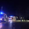 Weil er wohl zu schnell unterwegs war, ist am Samstagabend ein Pritschenwagen bei Offingen (Landkreis Günzburg) von der Straße abgekommen. Das berichtet die Polizei. Das Fahrzeug landete frontal auf dem Boden und kam anschließend auf der Seite zum Liegen.
Pritschenwagen sticht frontal ins Erdreich einDer Fahrer eines Pritschenwagens war am Samstagabend auf der Straße von Peterswörth in Richtung Offingen unterwegs. Wie die ersten Ermittlungen der Polizei ergaben, war er wohl zu schnell unterwegs. In einer leichten Linkskurve kam der Pritschenwagen von der Straße ab, stach frontal in den Boden ein und wurde zurück auf die Straße geschleudert, wo er seitlich zum Liegen kam.Fahrer kommt ohne Verletzungen davonDer 54-jährige Fahrer konnte selbstständig aus seinem Fahrzeug klettern. Er wurde nicht verletzt. Die Feuerwehr Offingen war zur Straßensperrung und Verkehrsregelung an der Unfallstelle im Einsatz. Es entstand ein Schaden von 3.000 Euro.